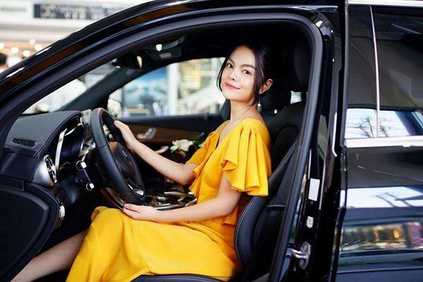 Sau khi ly hôn với đạo diễn Quang Huy, Phạm Quỳnh Anh dành thời gian vừa chăm sóc con vừa miệt mài chạy show. Không chỉ ngày càng thăng hạng nhan sắc, nữ ca sĩ còn chứng minh cô có thể tự chủ tài chính. Giữa năm 2019 vừa qua, Phạm Quỳnh Anh đã tậu một chiếc xế hộp tiền tỷ và mới đây là căn hộ mới.