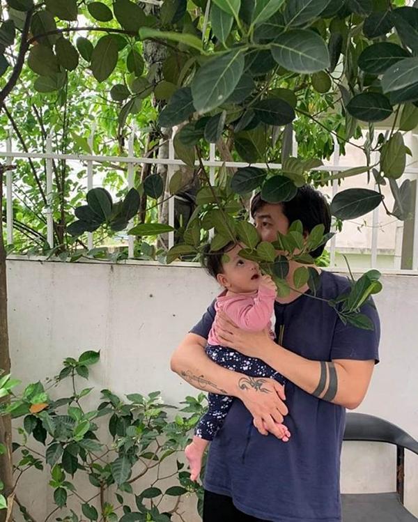 Ngọc Anh từng trải qua một lần đổ vỡ hôn nhân và phải làm mẹ đơn thân trong nhiều năm. Năm 2018, nữ ca sĩ thừa nhận hẹn hò với bạn trai kém 3 tuổi là Tô Minh Đức. Cả hai chưa kết hôn và mới đây có chung một thiên thần nhỏ.