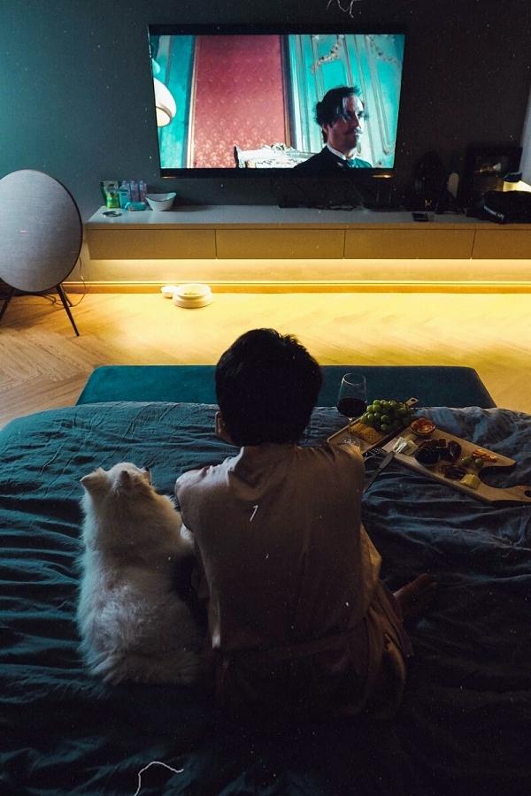 Cuộc sống thanh nhã của giọng ca "Anh muốn em sống sao" khiến rất nhiều cô gái trẻ ngưỡng mộ. Từ sau khi chia tay Hồ Quang Hiếu, cô nàng ngày càng xinh đẹp, cá tính.