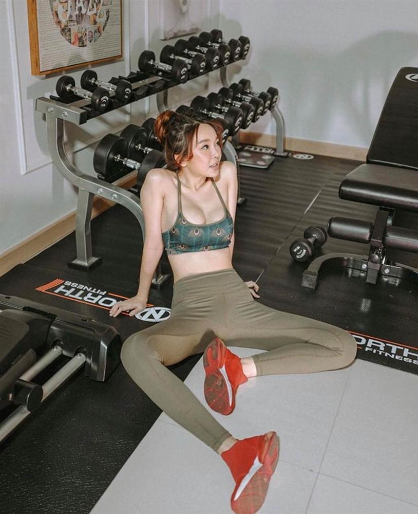Cô gái Thái mặc áo lót ren đi tập tạ gây hoang mang cho người nhìn-4