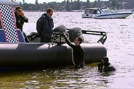 Chiếc vali chứa thi thể người phụ nữ trên sông hé lộ tội ác của chồng cũ và con gái