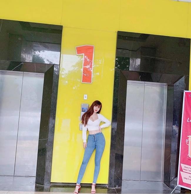 Nữ gymer Việt mặc quá gợi cảm xuống phố, dễ gây tai nạn-16