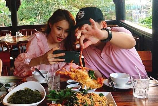 Đằng sau bà xã thích sống ảo Nhã Phương là Trường Giang hỗ trợ nhiệt tình như thế này đây!