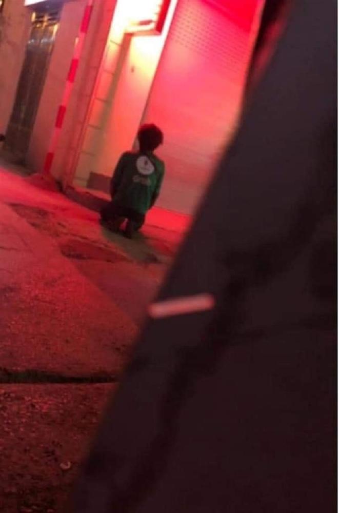 Thấy bạn gái vào nhà nghỉ với chàng trai khác, anh Grab quỳ gối gục khóc nức nở khiến dân mạng xôn xao-1