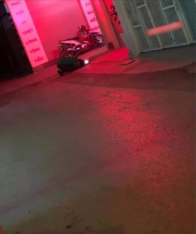 Thấy bạn gái vào nhà nghỉ với chàng trai khác, anh Grab quỳ gối gục khóc nức nở khiến dân mạng xôn xao-2