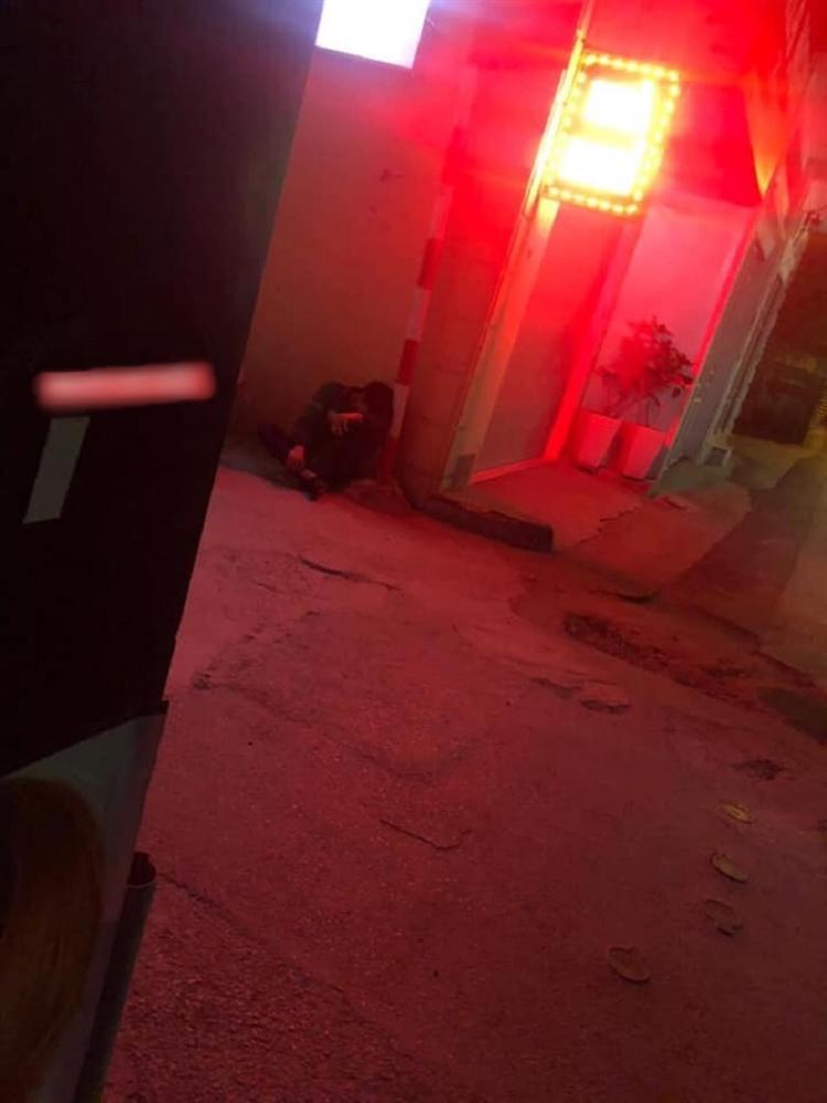 Thấy bạn gái vào nhà nghỉ với chàng trai khác, anh Grab quỳ gối gục khóc nức nở khiến dân mạng xôn xao-3