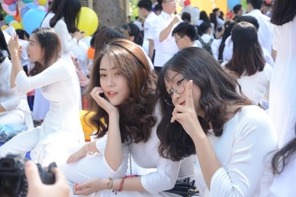 Trường học Hà Nội chia đôi lớp, lắp vách ngăn đón học sinh trở lại-9