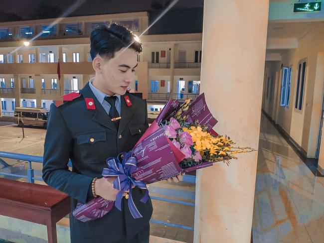 Loạt ảnh đời thường đẹp cực phẩm của chàng cảnh vệ điển trai hot nhất MXH hôm nay-3