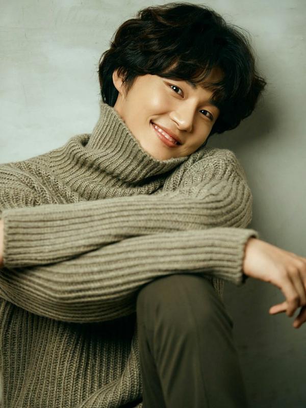 Yoon Shi Yoo hiện tại vẫn giữ được ngoại hình không thay đổi theo thời gian. Nam diễn viên càng ngày càng nam tính, phong độ và trẻ trung.