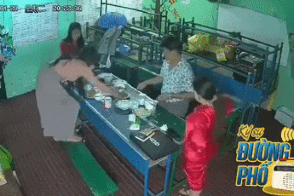 Clip: Mải chụp ảnh cúng facebook, cô gái suýt nữa làm cả nhà mất ăn-1