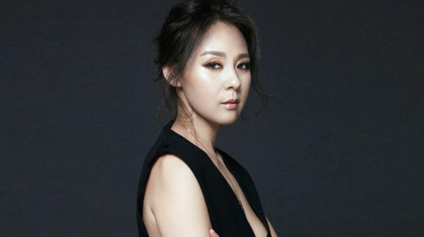 Sáng ngày 29/6/2019, người hâm mộ sốc khi hay tin nữ diễn viên treo cổ tự tử trong khách sạn khi đang chuẩn bị cho sự kiện quảng bá vở nhạc kịch "3 Days and 2 Nights with My Mother".