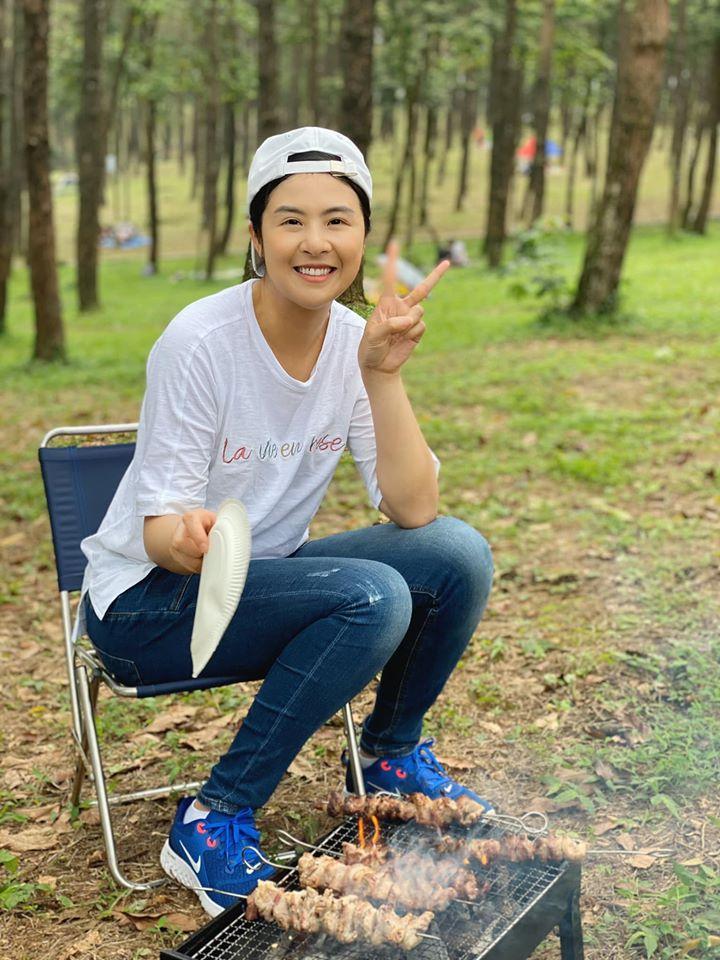 Hoa hậu Ngọc Hân bị người lớn nhắc nhở khi đăng ảnh picnic cùng chồng sắp cưới-2
