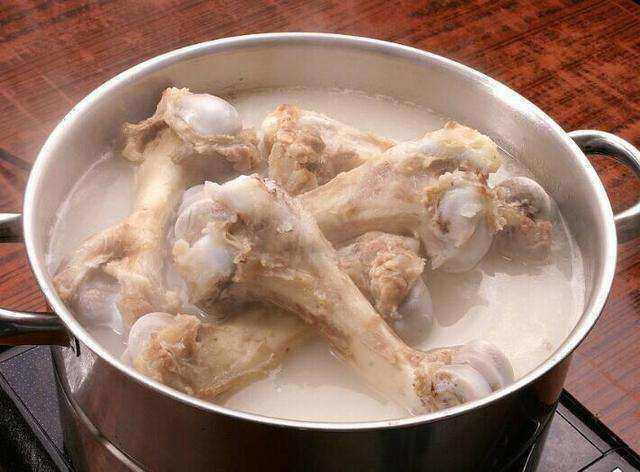 Rửa xương bằng nước nóng hay lạnh trước khi hầm để nước trong và đây là mẹo của đầu bếp-1