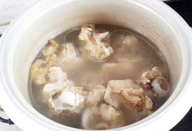 Rửa xương bằng nước nóng hay lạnh trước khi hầm để nước trong và đây là mẹo của đầu bếp-2