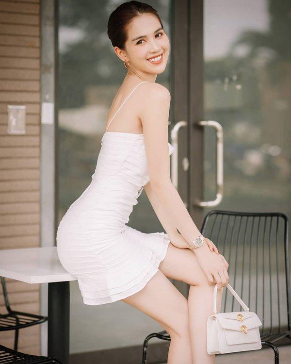 Tăng cân cộng với đầm xoè là combo khiến Ngọc Trinh trông như đang có em bé-15