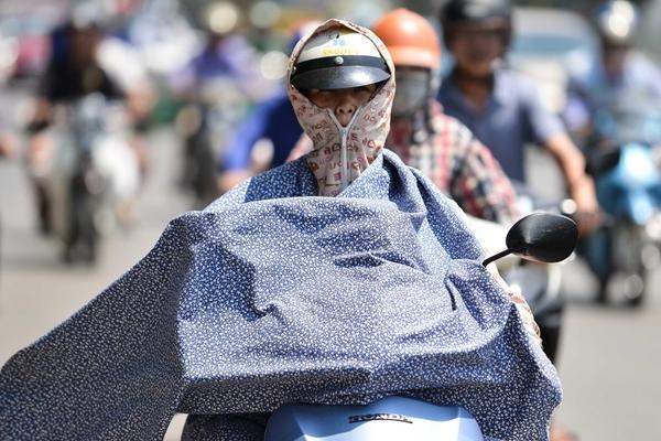 Hà Nội bước vào đợt nắng nóng gay gắt đầu tiên, nền nhiệt có nơi trên 38 độ-2