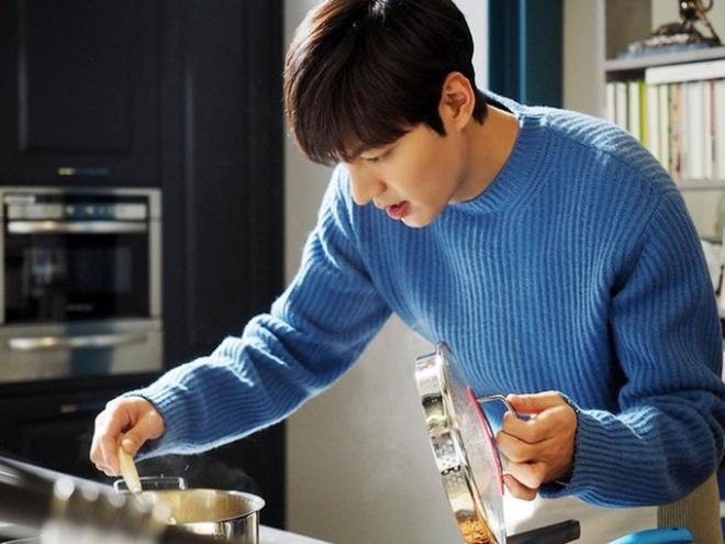 Lee Min Ho đóng phim nào cũng mặc đẹp, dùng đồ hàng hiệu-6