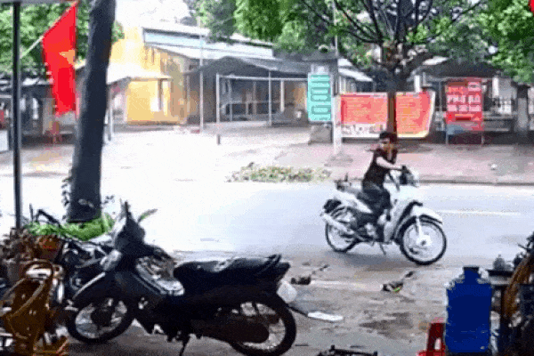 Thót tim xem clip bé trai bị kẹt chân vào thang cuốn ở trung tâm thương mại ở Hà Nội-5