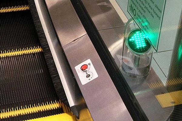 Thót tim xem clip bé trai bị kẹt chân vào thang cuốn ở trung tâm thương mại ở Hà Nội-4