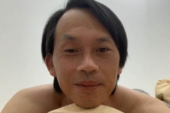 Cười nghiêng ngả với màn tự 'bóc phốt' bản thân của Hoài Linh: 'Đen đến nỗi cha mẹ không nhận ra'