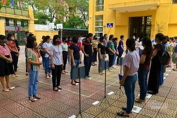 Trường học Hà Nội chia đôi lớp, lắp vách ngăn đón học sinh trở lại-2