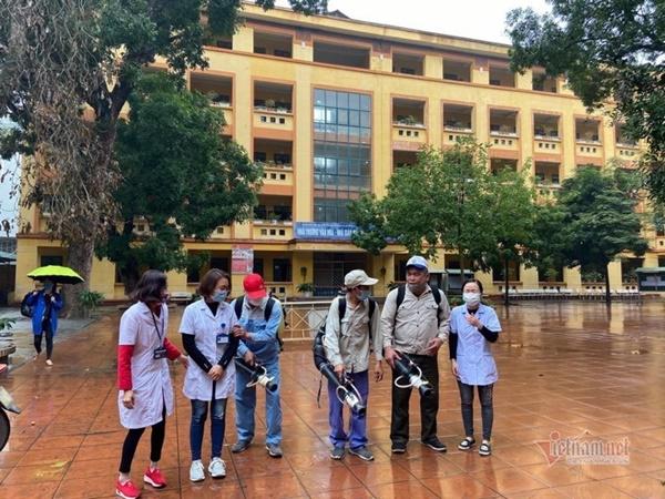 Trường học Hà Nội chia đôi lớp, lắp vách ngăn đón học sinh trở lại-3