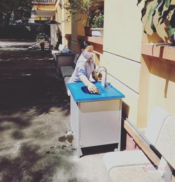 Trường học Hà Nội chia đôi lớp, lắp vách ngăn đón học sinh trở lại-4