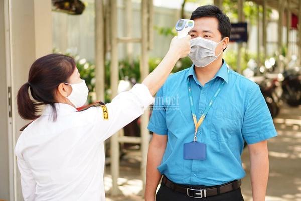 Trường học Hà Nội chia đôi lớp, lắp vách ngăn đón học sinh trở lại-6