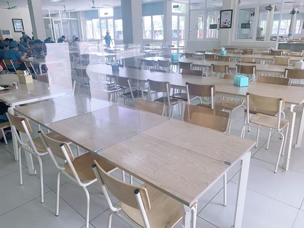 Trường học Hà Nội chia đôi lớp, lắp vách ngăn đón học sinh trở lại-7