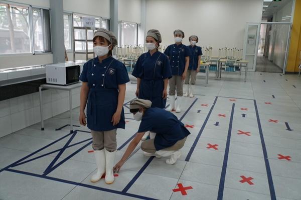 Trường học Hà Nội chia đôi lớp, lắp vách ngăn đón học sinh trở lại-8