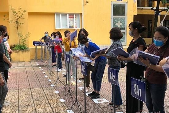 Trường học Hà Nội chia đôi lớp, lắp vách ngăn đón học sinh trở lại