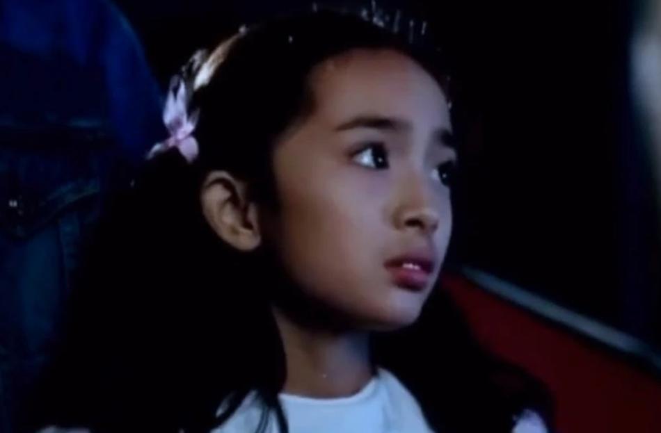 Ảnh cũ năm 11 tuổi của Dương Mịch khiến fans hết hồn bởi hàm răng hô xấu xí-6