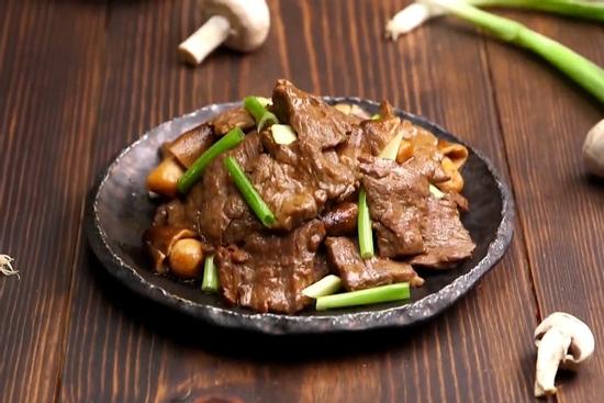 Đầu bếp hướng dẫn xào thịt bò ngon với nấm rơm