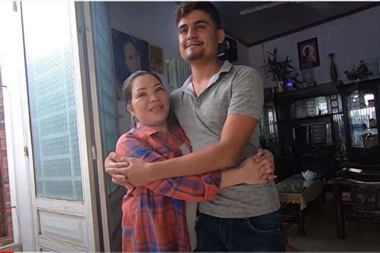 Cô dâu Việt 65 tuổi kết hôn với thanh niên ngoại quốc 24 tuổi: Phản ứng bất ngờ của người thân