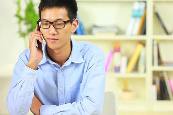 Bạn gái vui mừng báo mức lương khủng ở công ty mới và chấp nhận lời cầu hôn, thế nhưng tôi lại cảm thấy rất lo sợ và không muốn cưới nữa