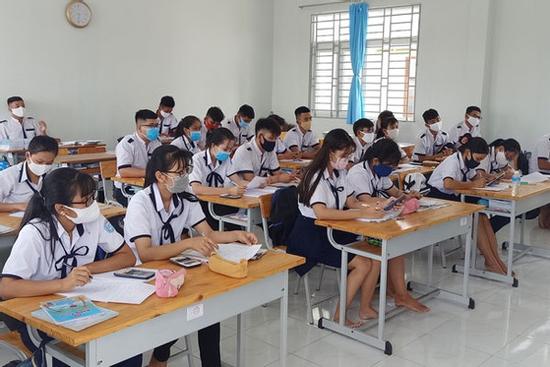 Sáng nay, học sinh tại 63 tỉnh thành đi học sau kì nghỉ dài chưa từng có