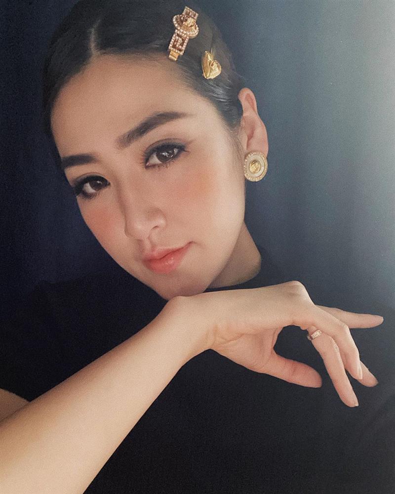 Không để ý thì chẳng nhận ra: Mấy nàng Hoa/Á hậu có chung một kiểu đặt tay cực sang chảnh khi chụp hình sống ảo-1