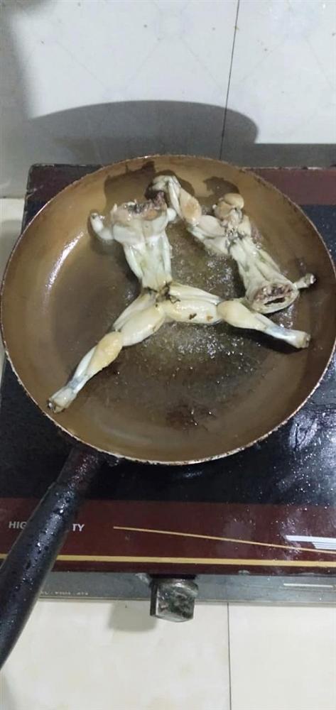 Làm món ếch chiên, cô gái khiến người xem ám ảnh, chẳng khác gì huấn luyện viên thể hình trình diễn-2