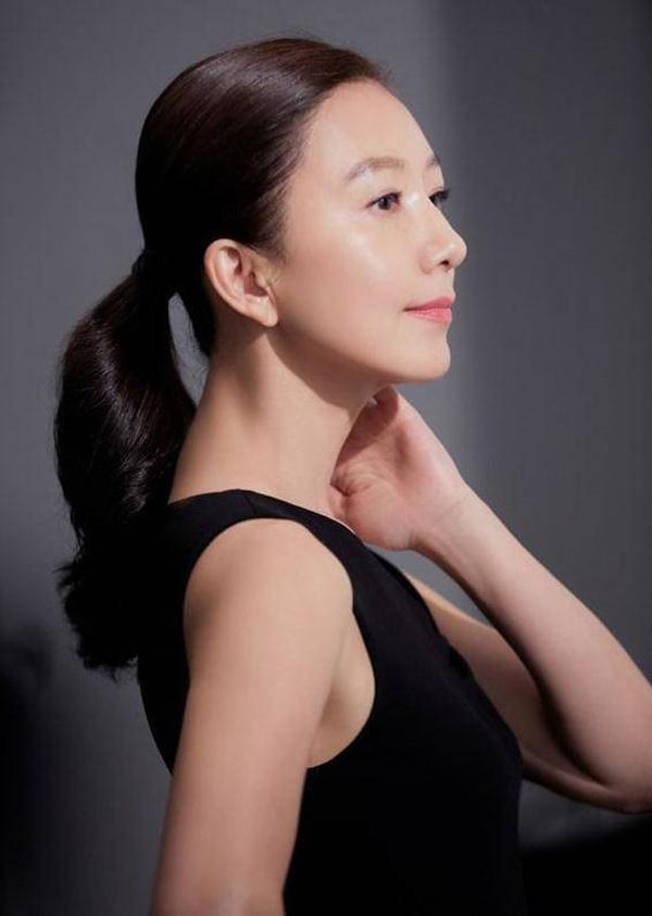 Vợ cả U60 hot nhất màn ảnh nhỏ Kbiz: vóc dáng gợi cảm, da trắng mịn căng bóng-12