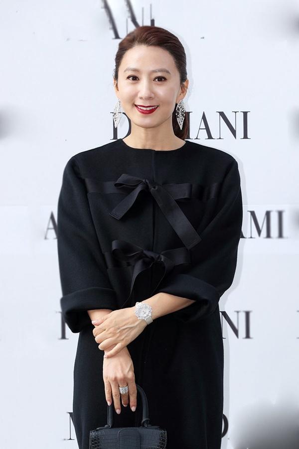 Vợ cả U60 hot nhất màn ảnh nhỏ Kbiz: vóc dáng gợi cảm, da trắng mịn căng bóng-14