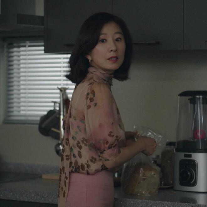 Chị đại Kim Hee Ae và Son Ye Jin đụng hàng áo hoa 673 USD-1