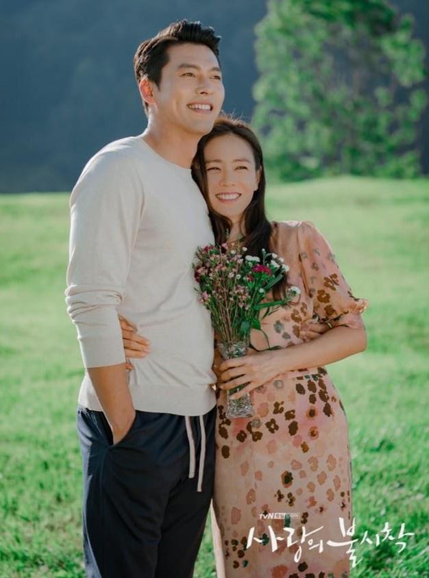 Chị đại Kim Hee Ae và Son Ye Jin đụng hàng áo hoa 673 USD-2