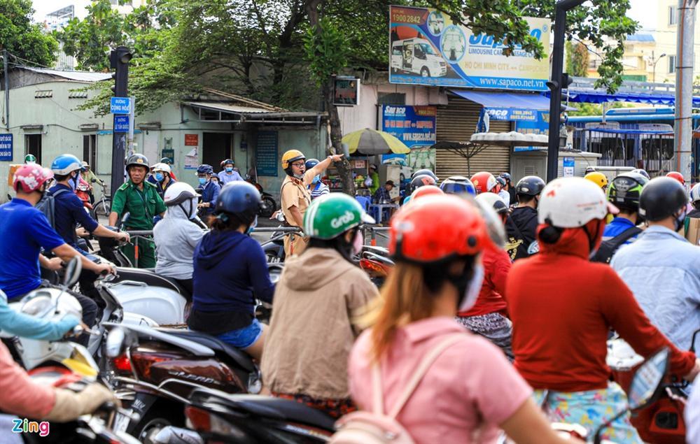 Giao thông Hà Nội, TP.HCM trở lại cảnh rối loạn kể từ đầu mùa dịch-19