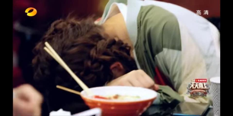 Nữ y tá chống dịch Covid-19 bật khóc khi được gặp Vương Nhất Bác-1