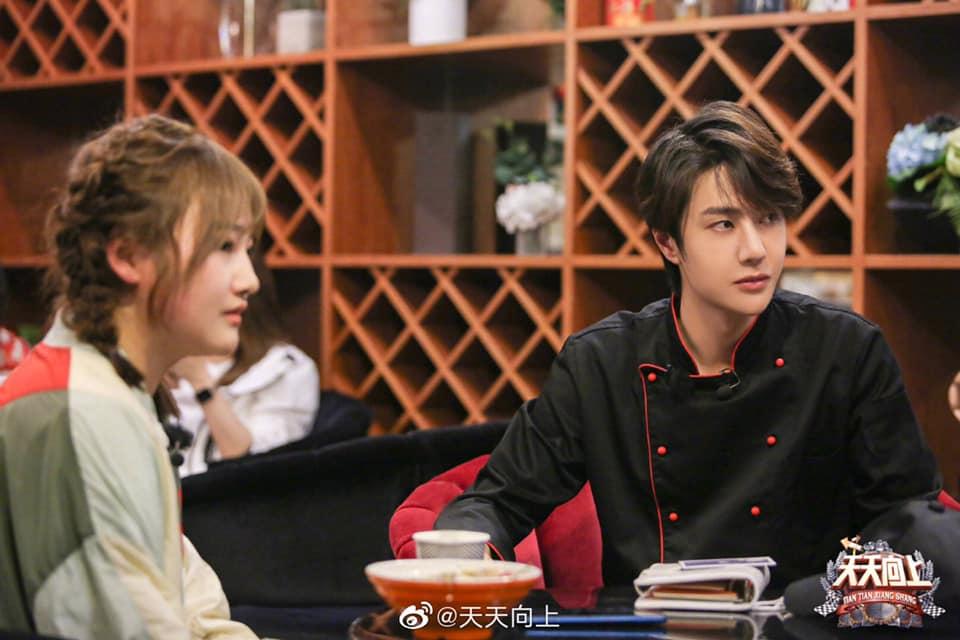 Nữ y tá chống dịch Covid-19 bật khóc khi được gặp Vương Nhất Bác-3