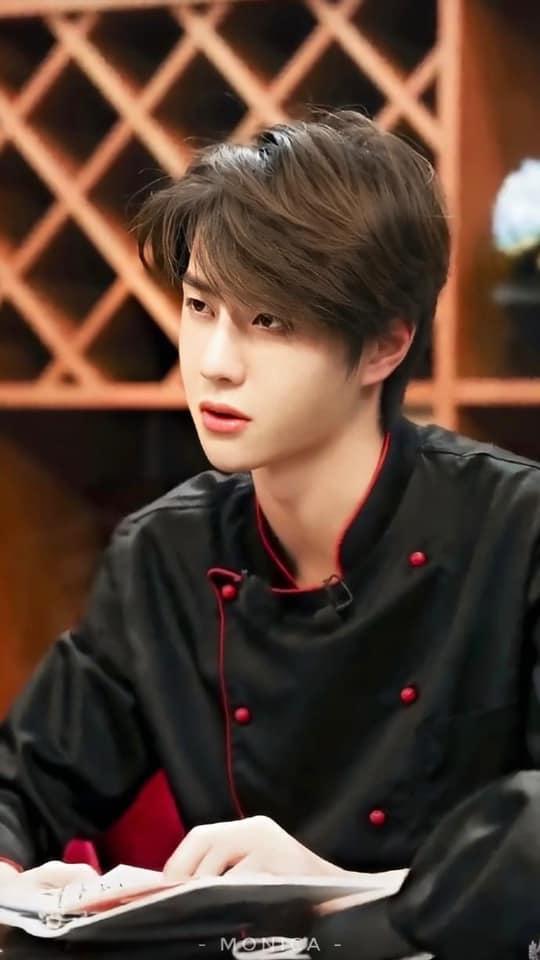 Nữ y tá chống dịch Covid-19 bật khóc khi được gặp Vương Nhất Bác-4