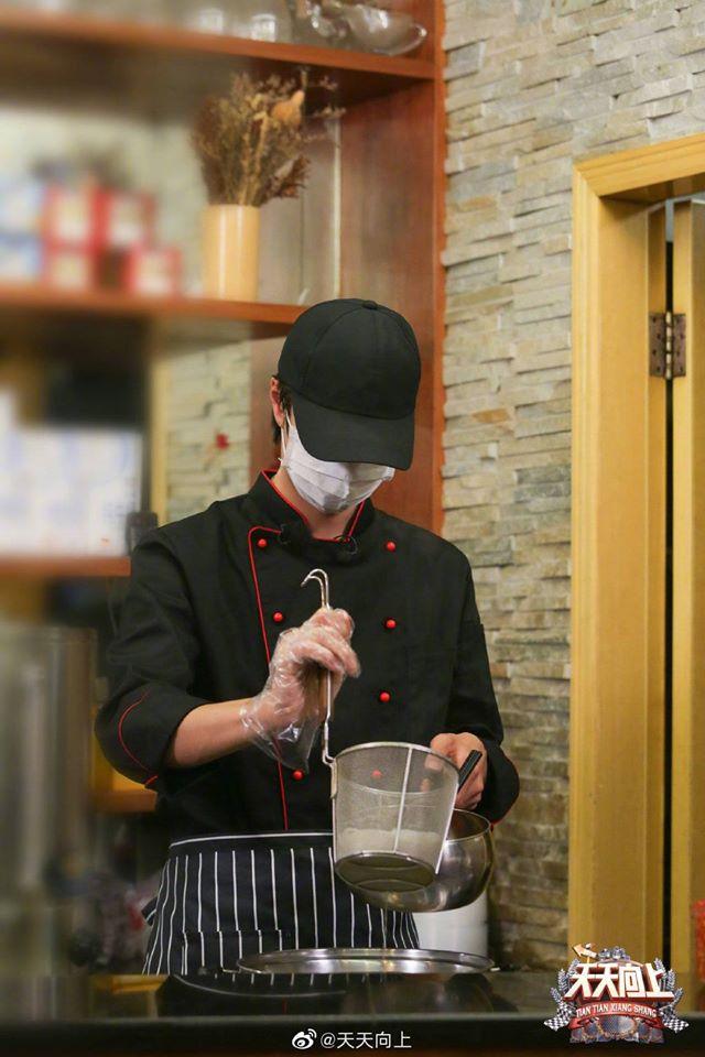 Nữ y tá chống dịch Covid-19 bật khóc khi được gặp Vương Nhất Bác-2