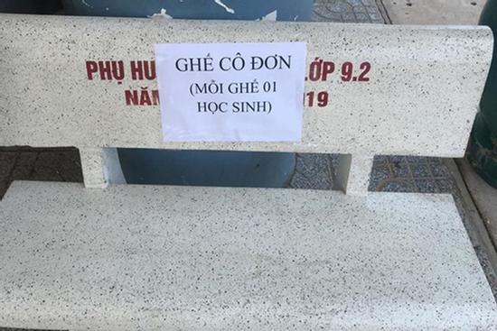 'Chiếc ghế cô đơn'' viral MXH ngày học sinh trở lại trường, thầy cô nghĩ kế nhắc khéo hội 'bà tám' hết sức đáng yêu