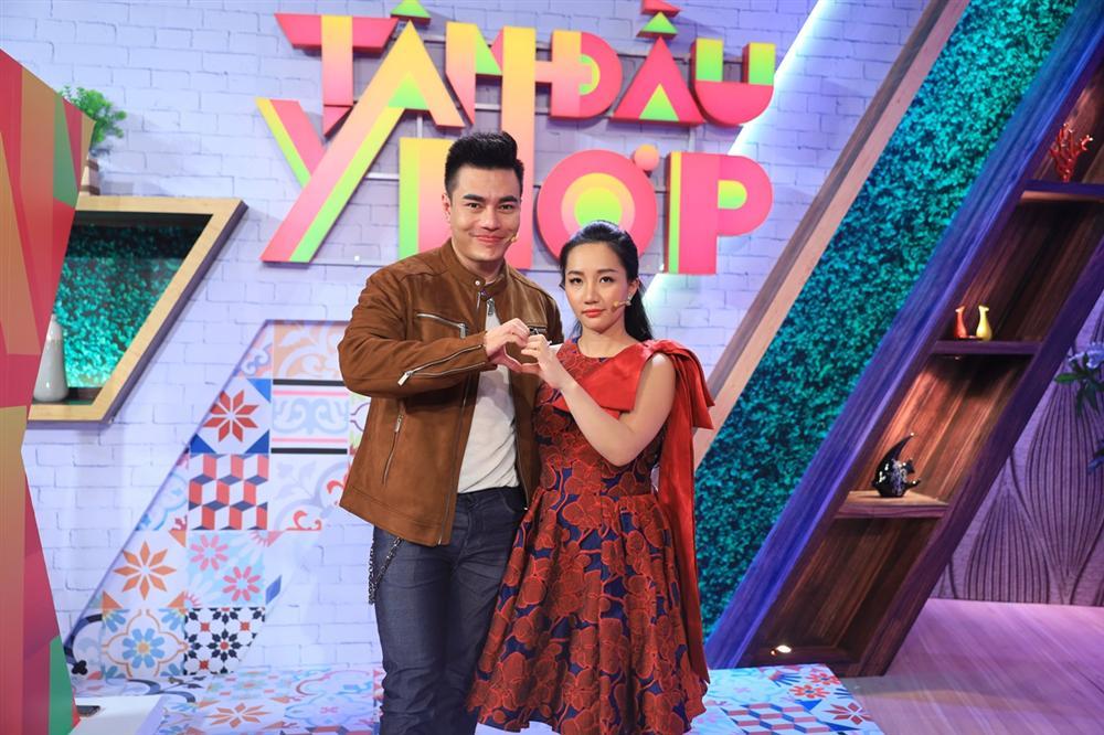 Lê Dương Bảo Lâm thích rải tiền khắp nhà để bà xã hóa buồn thành vui, hóa mệt thành cười-1