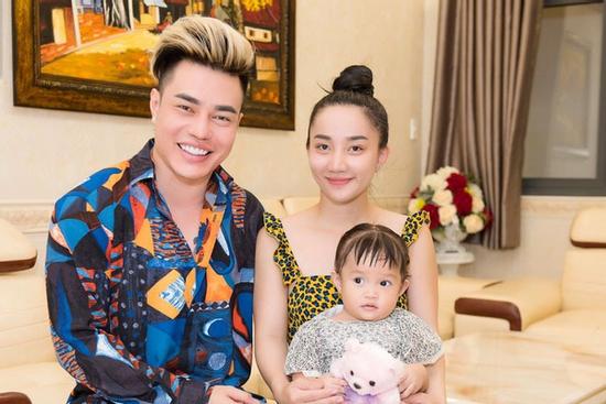 Lê Dương Bảo Lâm thích rải tiền khắp nhà để bà xã 'hóa buồn thành vui, hóa mệt thành cười'